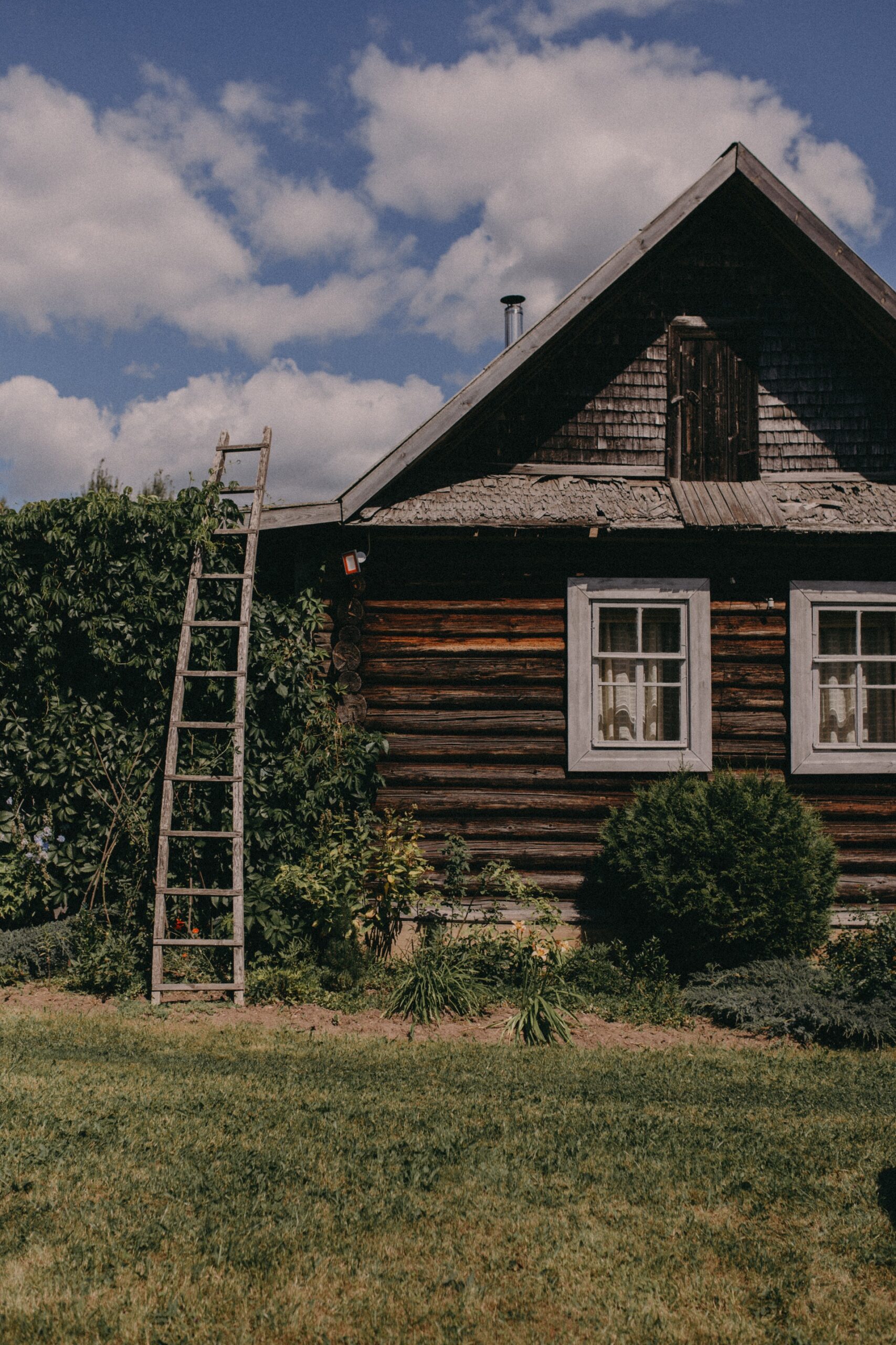 This image depicts a first-time homebuyer looking at a home with a ladder placed outside. This is to give the idea that zero-deposit mortgages are creating opportunities for them.